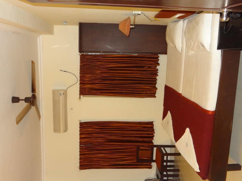 Mjm Plaza Hotell Kochi Exteriör bild