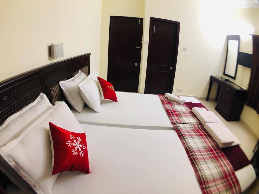 Mjm Plaza Hotell Kochi Exteriör bild